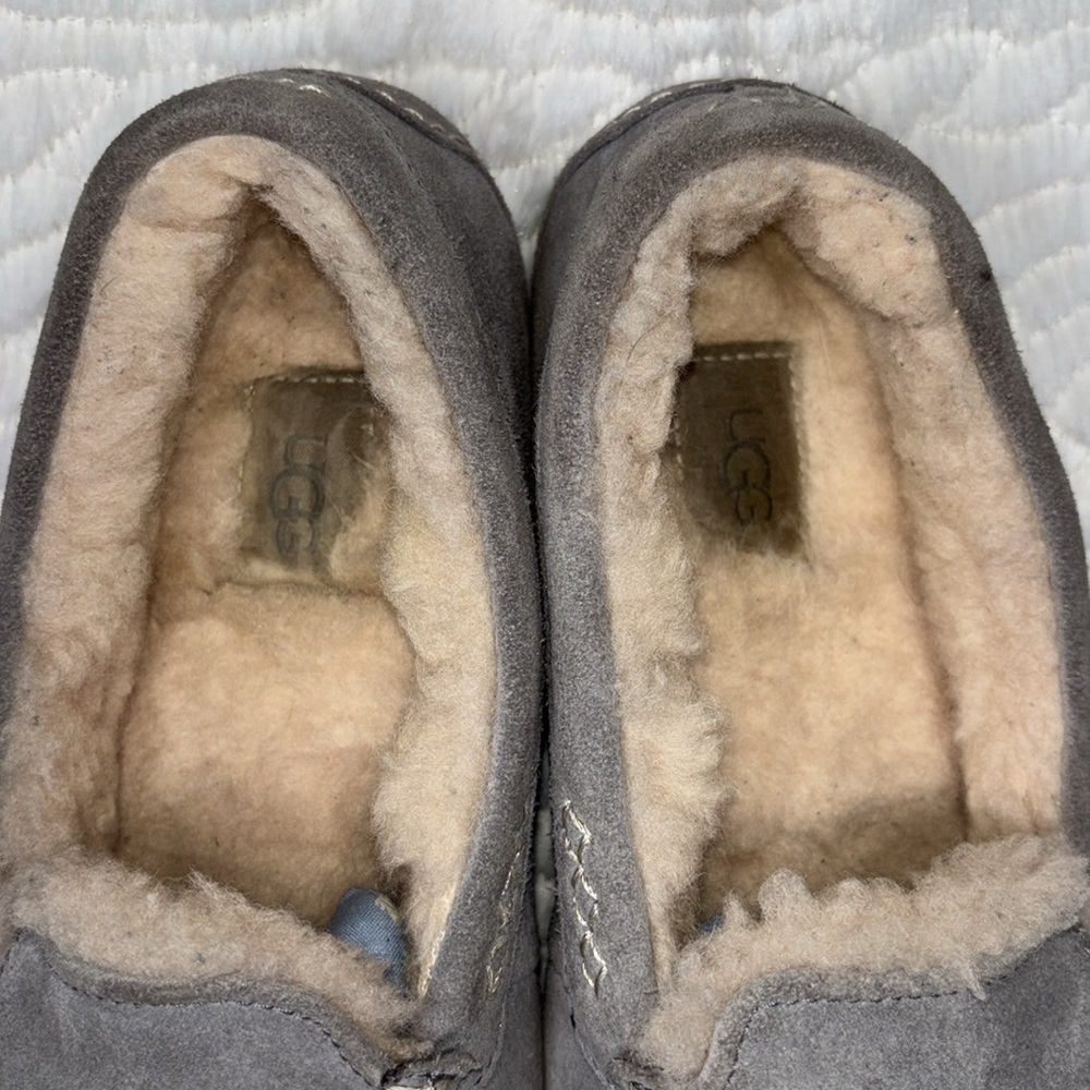 UGG Women’s Gray Suede Slippers Sz. 7 - Picture 6 of 9
